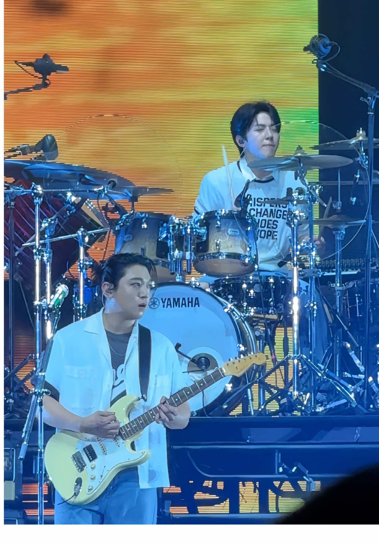 beda negara juga gue samperin kalo udah kecintaan 😭🙏🏻🐻🍀🇻🇳 #day6 #day6concert #thedecade #thedecadeinhochiminh 