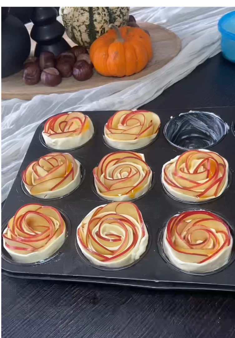 Es ist so einfach 🤎🧸🍂🌹  Folgt für mehr 🫶🏼 🍎🍂 Für 4 Apfelrosen: •⁠  ⁠1 Schale Wasser   •⁠  ⁠Saft einer halben Zitrone   •⁠  ⁠2 rote Äpfel   ➡️ Äpfel in feine Scheiben schneiden oder hobeln. In Zitronenwasser einlegen, damit sie nicht braun werden.   Weitere Zutaten:   •⁠  ⁠1 Rolle Blätterteig   •⁠  ⁠Aprikosenmarmelade 🍯   •⁠  ⁠2 EL Zucker   •⁠  ⁠1 TL Zimt   ➡️ Blätterteig in 4 Streifen schneiden. Mit Marmelade bestreichen, die Apfelscheiben abtrocknen und entlang des oberen Randes auflegen (wie im Video). Mit der Zimt-Zucker-Mischung bestreuen und vorsichtig aufrollen.   ➡️ In eine gefettete Muffinform setzen und bei 180 °C Ober-/Unterhitze ca. 25 Min. goldbraun backen.   So einfach, so hübsch & perfekt für den Herbst! 🍁   Folgt gerne für mehr einfache & schöne Ideen 🫶🏼   #fyp #viral #apfelrosen #schnellesrezept #fy 