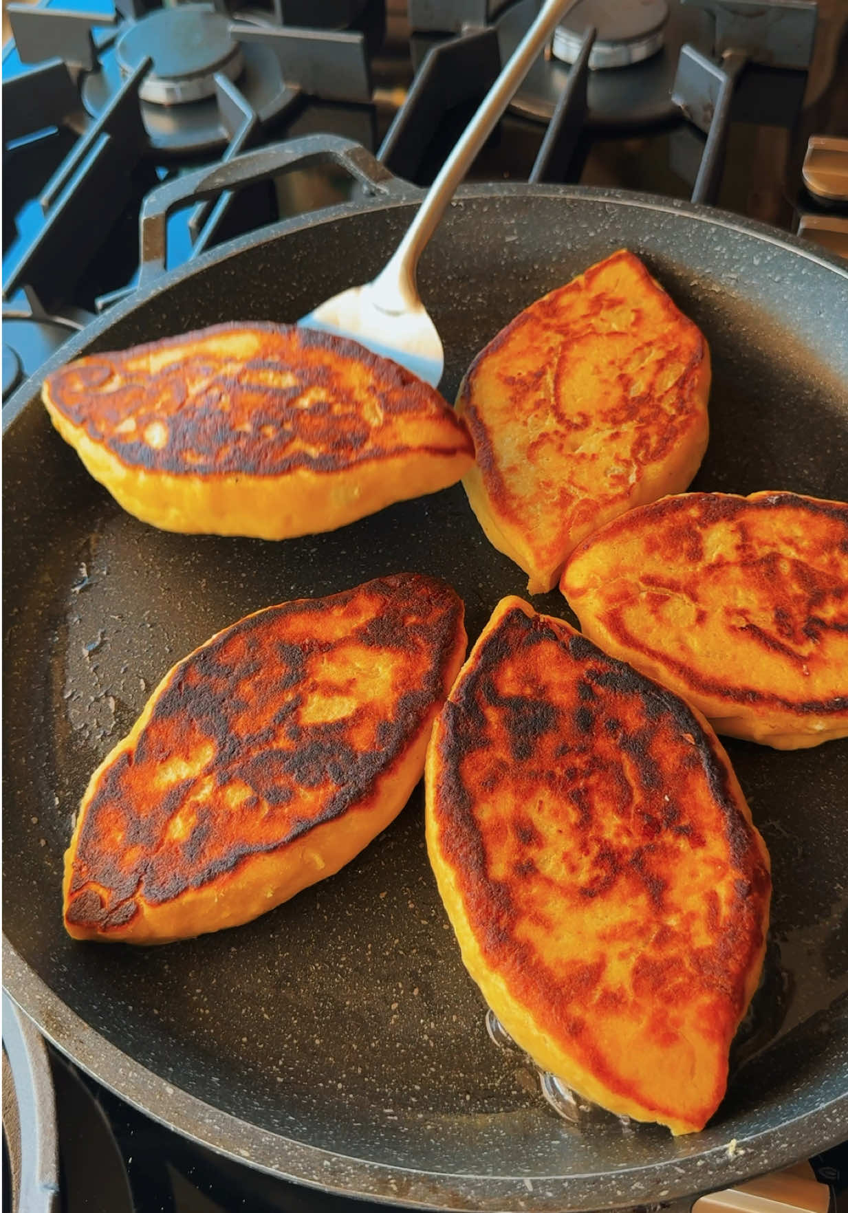 Potato meat pie 🥧 فطائر البطاطا بحشوة اللحم المفروم 🫰🏻 ‏Dough ingredients:  ‏2 large potatoes (450g)  ‏1 &1/2 cup all purpose flour  ‏1 cup fine semolina  ‏2 eggs  ‏1 tbsp salt  ‏1 tbsp mixed spices  ‏1 tbsp baking powder  ‏2 tbsp melted butter  ‏For the meat filling:  ‏0.5 kg minced meat  ‏1 tbsp butter + oil  ‏1 chopped onion  ‏2 tbsp Worcestershire sauce  ‏1 tsp paprika  ‏Salt & pepper  ‏Shredded mozzarella cheese  للعجينة:  ٢ بطاطا كبيرة (٤٥٠غرام) ١ ونصف كوب دقيق متعدد الاستخدامات  ١ كوب سميد ناعم (طحين فرخة )  ٢ بيض  ١ ملعقة كبيرة ملح  ١ ملعقة كبيرة بهارات مشكلة  ١ ملعقة كبيرة بيكنج بودر  ٢ ملعقة كبيرة زبدة مذابة  للحشوة:  ١/٢ كيلو لحم مفروم  ملعقة زبدة + زيت  بصلة مقطعة  ٢ ملعقة كبيرة ورشستر صوص  ١ ملعقة صغيرة بابريكا ملح وفلفل  جبن موزاريلا  .#abirzkitchen #potato 