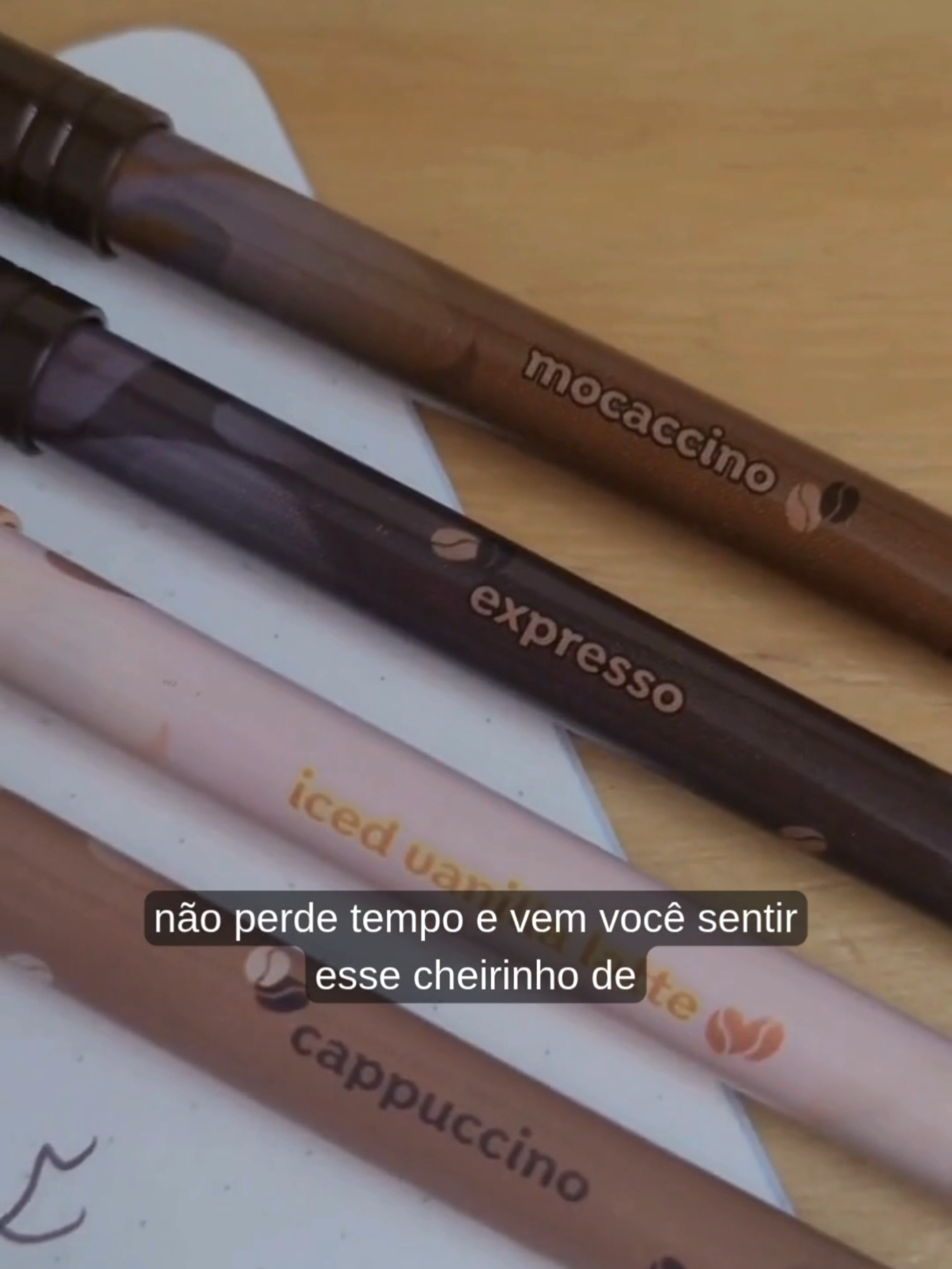 ☕ Quem ama café precisa ver isso! Chegaram as Tris Holic — canetas com escrita macia, secagem rápida e cheirinho de café a cada escrita. 😍 São quatro opções: expresso, mocaccino, iced vanilla latte e capuccino. Quer seu caderno com cheirinho de café fresquinho? Vem na Baton conferir! 💕 #Tris  #PapelariaFofa #coffeelovers #StationeryTok #caneta