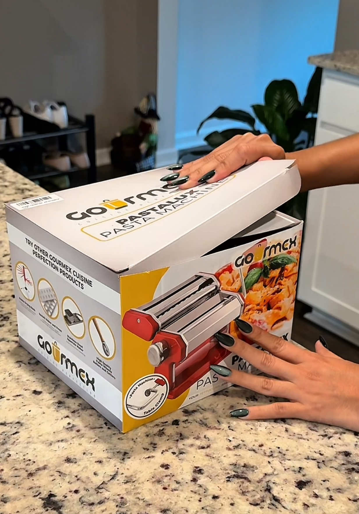 Turn your kitchen into a little Italian corner 🇮🇹✨ Roll, cut, and enjoy fresh pasta in minutes 🍝💛/ Convierte tu cocina en un pequeño rincón italiano 🇮🇹✨ Enrolla, corta y disfruta de pasta fresca en minutos 🍝💛 #pastatime #homemadepasta #kitchenaesthetic #foodlovers #cozycooking 