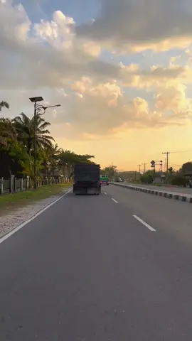 ditengah sejuta keraguan aku berjalan melawan rasa takut itu, maka izinkanlah aku sampai tujuan, ya Allah #fy 