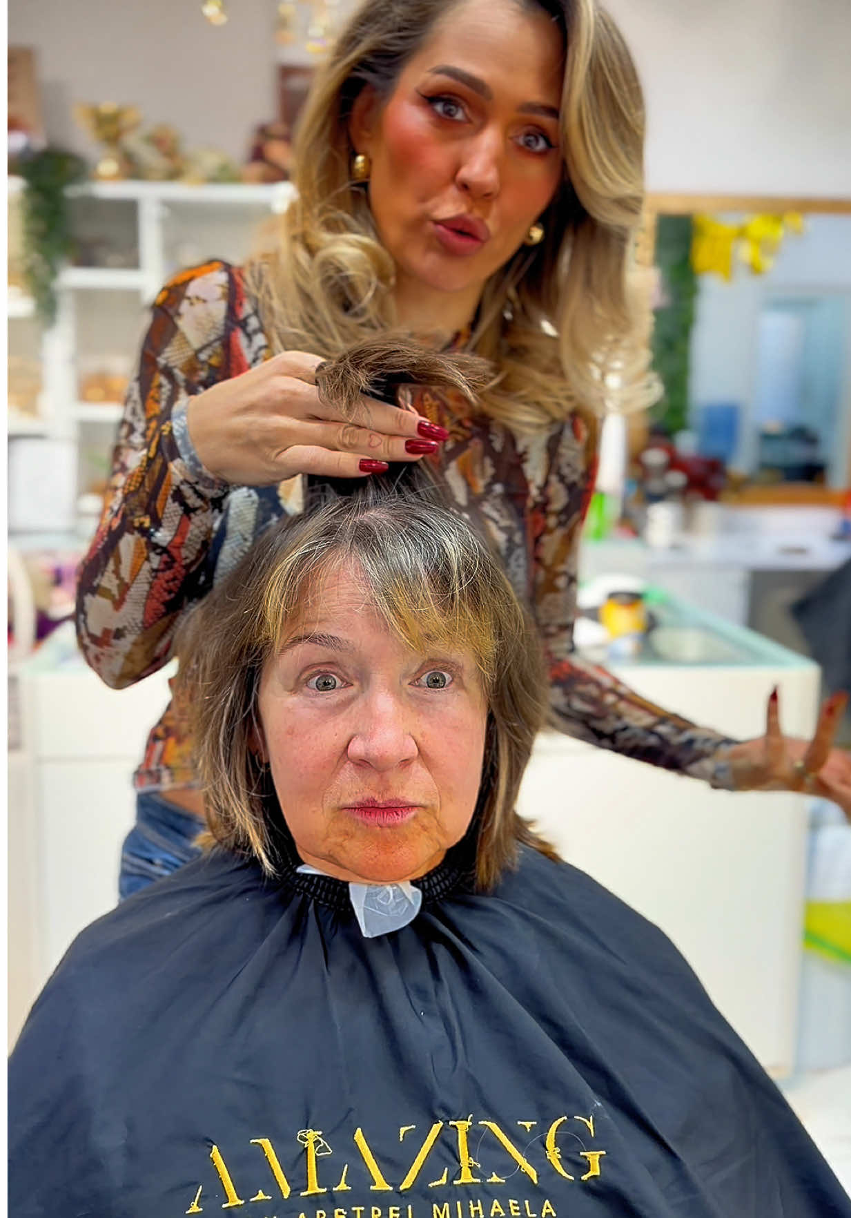 ✨ De la Brașov la București pentru o schimbare de look semnată Amazing by Apetrei Mihaela! Doamna noastră era pe lista de așteptare și, imediat ce a fost sunată, a venit pentru o transformare spectaculoasă 💇‍♀️💫 Rezultatul? Un blond rece, luminos și elegant, care i-a pus perfect în valoare trăsăturile. La final, i-am recomandat MEDAVITA BLONDIE – Kit Blond Rece Ice Blonde: 🩵 Șampon + Mască + Spray Ice Blonde – neutralizează tonurile galbene, intensifică reflexele reci și lasă părul hidratat, strălucitor și sănătos. 💎 Produsele se găsesc pe www.luxurybeauty.ro Folosește codul AMAZING10 pentru reducere 🌸 📞 Programări: 0765 606 076 📍 Amazing by Apetrei Mihaela – Colentina, București ##AmazingByApetreiMihaela##SchimbareDeLook##BlondRece##MedavitaBlondie##IceBlonde    