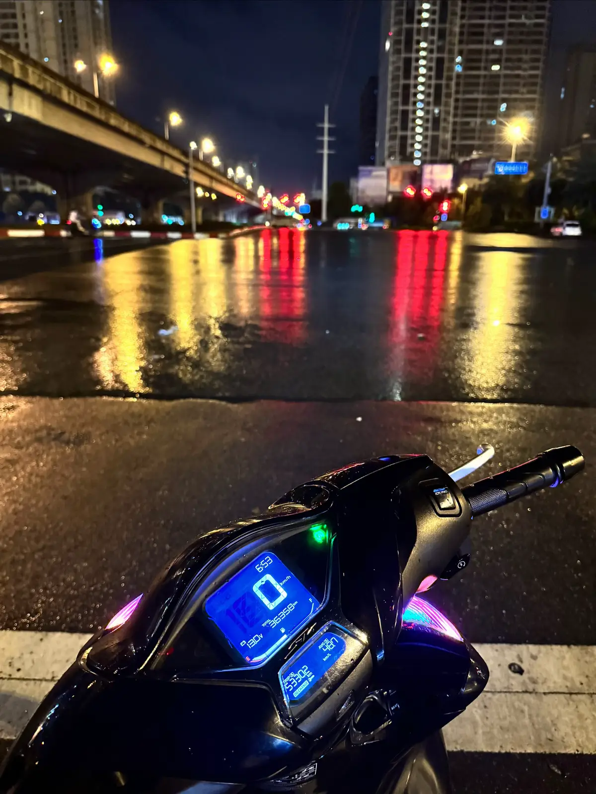 Bởi vì trong lòng đã có một người rất vừa ý, nên không cần để mắt thêm một ai.