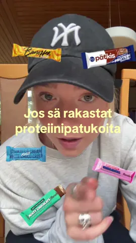 Tämä on nyt legit etsintäkuulutus parhaimman proteiinipatukan perään. #proteinbar #proteiinipatukka #suomitiktok #tastetest 