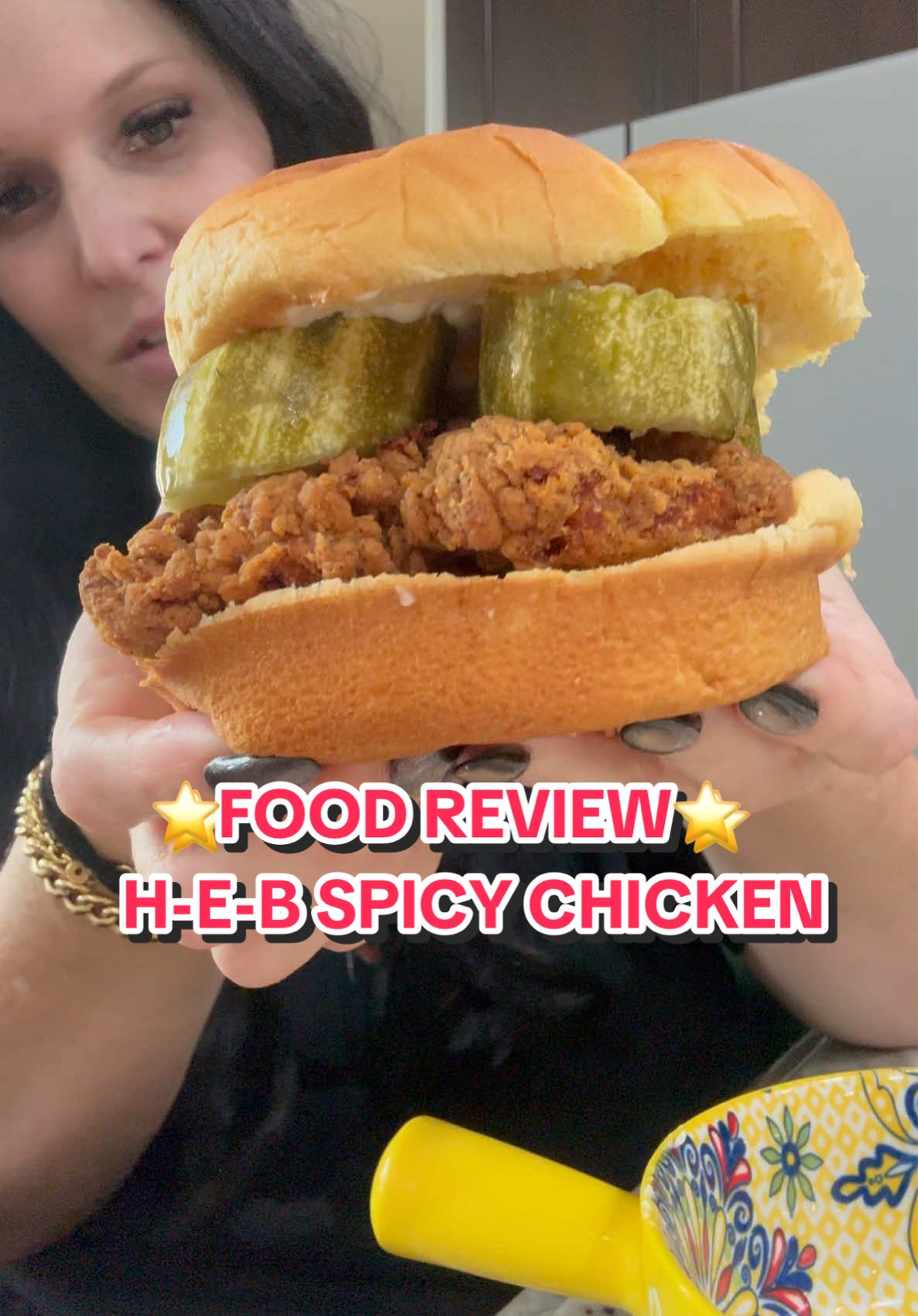 ⭐️FOOD REVIEW⭐️ THE VIRAL @H-E-B SPICY CHICKEN #foodreview #spicychickensandwich #spicychicken #heb #extrapickle 