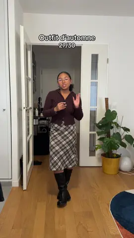 Outfit d’automne 27/30 Jupe mi-longue à carreaux Brandy girl @Vinted  Bottes mollets larges @eram  Veste courte marron @BERSHKA  #falloutfit #outfitinspirations #petiteoutfit 