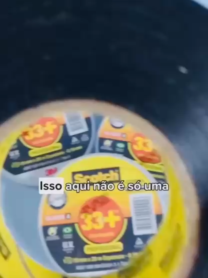 Destinada ao uso profissional, a Fita Isolante 3M Scotch 33+ apresenta alto poder de adesão e conformabilidade. Proporciona proteção, segurança e alta durabilidade, com resultados eficientes em diversos tipos de isolamentos elétricos. - Primeira fita do mercado que suporta 105°C. #eletrica #fita #3m