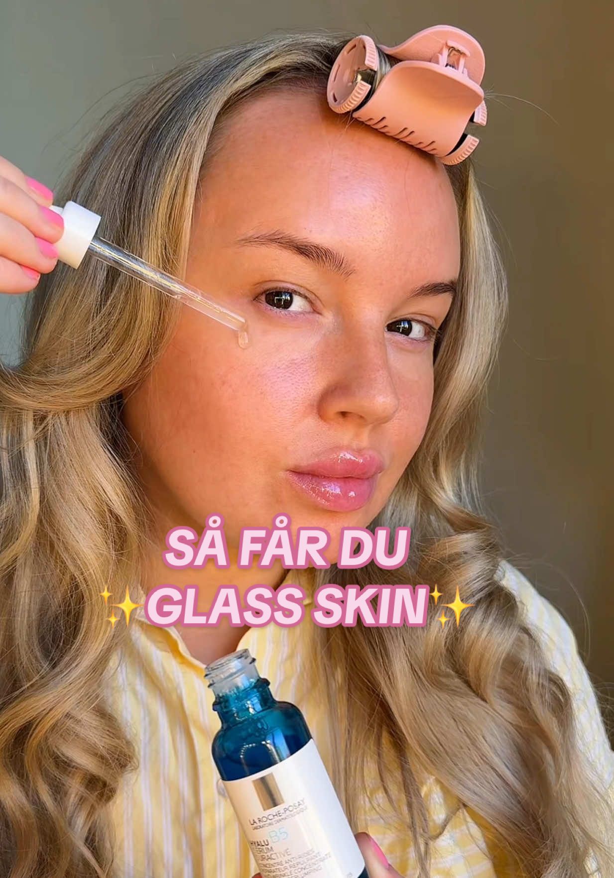 Reklam för @La Roche-Posay 🩵 Är ”glass skin” något som ni brukar försöka uppnå med er hudvård? 🪞✨ Personligen älskar jag denna typ av lyster och ett otroligt lätt sätt att uppnå det på är med La Roche Posay Hyalu B5 serum! Serumet ger huden fukt, den ser mer plumpad ut och reducerar rynkor ✨ Ett extra plus är att den passar känslig hud! Så ni måste testa detta serum om ni vill ha en fuktbomb som ger glashud 💧 #LaRochePosay #Sensitiveskin #HyaluB5 #Skincare #glassskin 