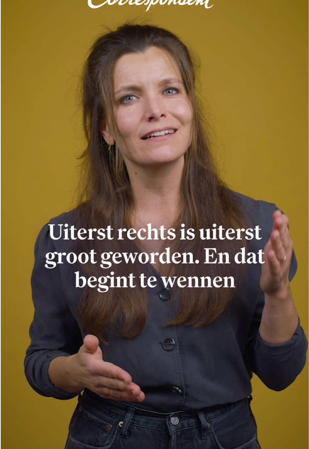 In de opluchting over het zetelverlies van de PVV missen we iets belangrijks, zegt adjunct-hoofdredacteur Rosan Smits. Dat bijna een derde van onze volksvertegenwoordigers politiek bedrijft door angst te zaaien en vijandbeelden te creëren.  D66 mag dan hebben laten zien de verkiezingen te kunnen winnen met een optimistisch progressief verhaal, het uiterst rechtse blok is ondertussen groter dan ooit. Dit is hét moment voor de rest om een front te vormen voor onze vrijheden en op te komen voor minderheden die tot zondebok worden gemaakt. Meer video's als deze mogelijk maken? Word lid van De Correspondent via de link in bio en steun onafhankelijke journalistiek! #verkiezingen #uitslag #pvv #wilders #d66 #rechts #oppositie #tweedekamder #politiek #column #journalistiek