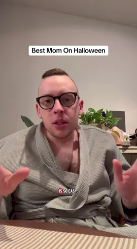 Halloween is so fun when you’re the best mom! #momhumour #momhumor 