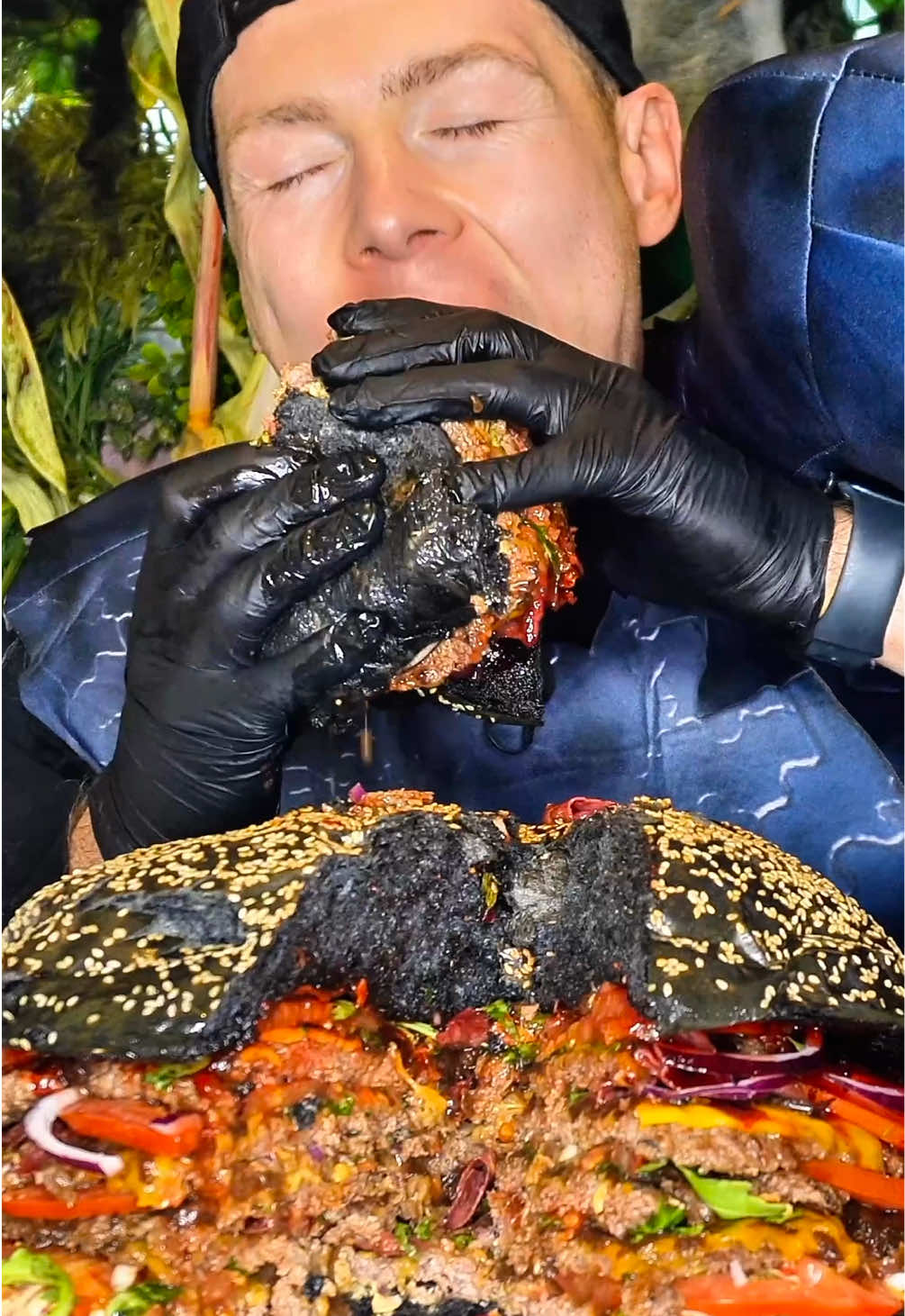 Eine BLACK Halloween MONSTER BURGER Challenge?! 🍔😱 HALLOWEEN Black BBQ Monster Foodchallenge 🍔💀   @Urban Ranch in Frankfurt hat sich dieses Jahr etwas richtig Düsteres ausgedacht:   Ein XXL Korean BBQ Burger mit schwarzen Brötchen, 31. Zentimeter Durchmesser, über 5Kg schwer und mit blutroter BBQ-Soße  🩸 💉  Jede 13 Minuten kommt eine böse Überraschung:   mehr Soße, süßes oder Saures, mehr Wahnsinn.  Ich habe 62 Minuten Zeit – schaffe ich es oder verflucht mich Halloween selbst? 👻  Wenn ich überlebe ➡️ Stempel 25 und Burger for Life bei Urban Ranch 🫃   📍 Location: Urban Ranch (Frankfurt) #bigm #foodchallenge #Halloween #Burger #burgerchallenge 