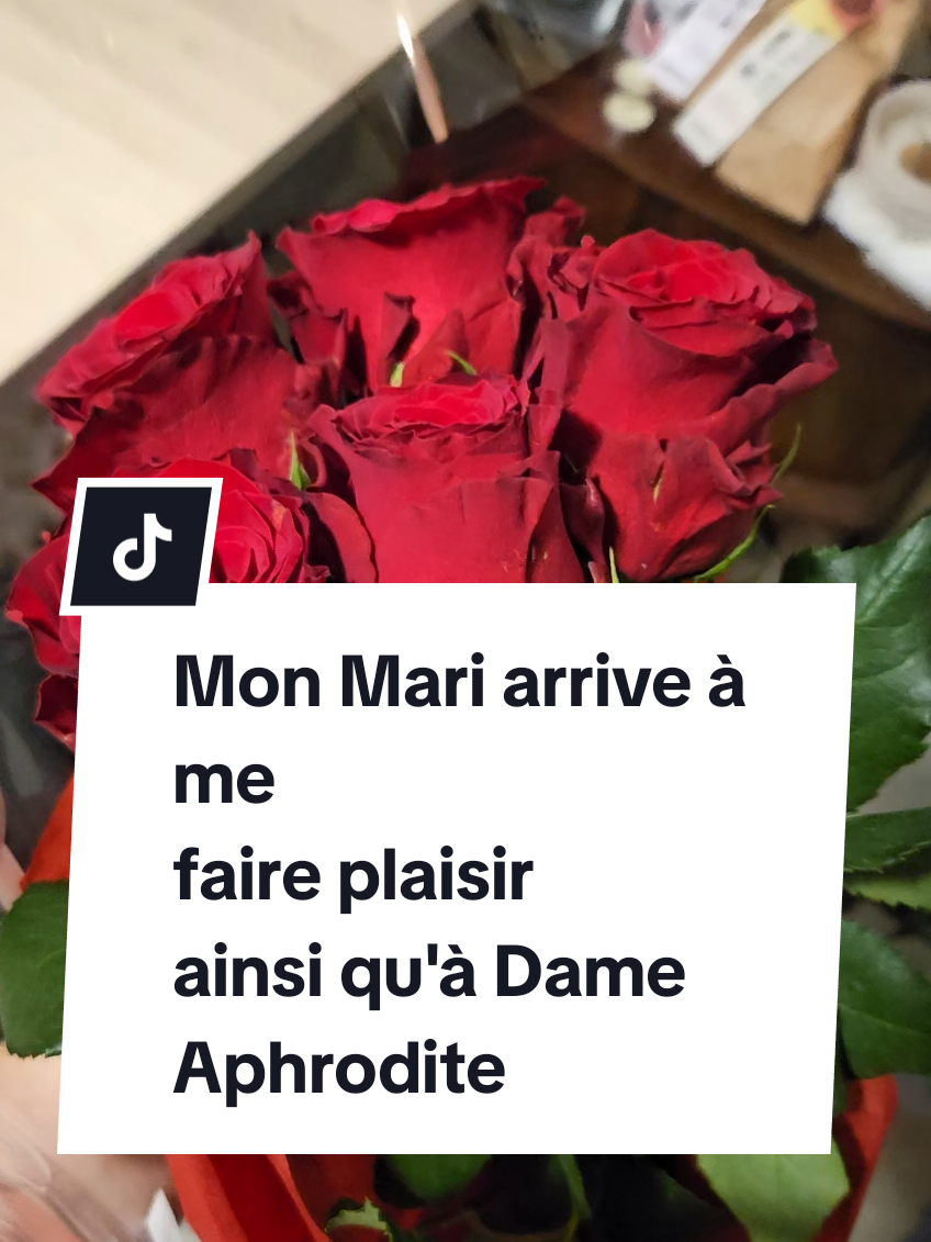Mon Mari arrive à me  faire plaisir  ainsi qu'à Dame  Aphrodite  Quand une femme reçoit des roses rouges, ce n’est pas qu’un geste romantique — c’est une offrande à la Déesse de l’Amour, à travers elle. C’est un rappel qu’elle incarne l’énergie d’Aphrodite : la beauté, la passion, la douceur et la puissance d’attirer naturellement le meilleur. Recevoir des fleurs, c’est recevoir un signe que tu es traitée comme une princesse, honorée, célébrée, désirée. C’est le Princess Treatment, mais aussi une connexion sacrée car en prenant soin de toi, on rend hommage à la Déesse qui vit en toi. Alors quand mon mari me fait plaisir à moi et à Dame Aphrodite, c’est bien plus qu’un cadeau… C’est un rituel. Une offrande. Un rappel que l’amour véritable commence par la dévotion 🌌 #sorcierefrancophone #sorciere #hellenism #aphrodite #babywitchtok 