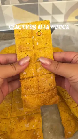 Crackers alla zucca 🎃  •100g purea di zucca cotta (io al vapore)  •250g farina 00 •65ml acqua  •40ml olio evo  •sale e rosmarino  1. Frullare la zucca cotta fino ad ottenere una purea liscia e cremosa. 2. In una ciotola grande, mescolare la farina con la purea di zucca. 3. Aggiungere il l’olio, l’acqua, il sale e il rosmarino poi impastare fino a formare un impasto liscio (se l’impasto è troppo appiccicoso, aggiungere un cucchiaio di farina in più.) 4. Disporre l’impasto su un foglio di carta forno e stenderlo sottilmente (più sottile è l’impasto, più croccanti saranno i cracker.) 5. Usa un coltello affilato o un tagliapizza per tagliare l’impasto a quadratini. 6. Trasferire la carta forno direttamente su una teglia e punzecchiare i cracker con una forchetta e, se si vuole, cospargere un po ‘di fiocchi di sale grosso.  7. Cuocere in forno preriscaldato a 180°C per circa 15 minuti.  8. Far raffreddare i crackers e poi gustare 😋