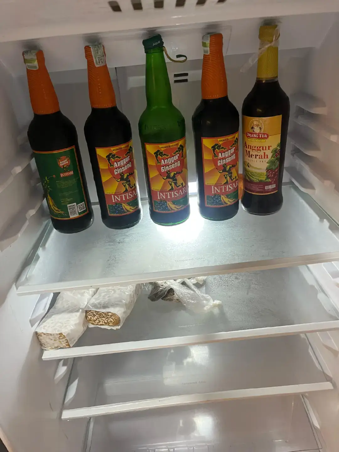 CARA MEMBUAT CIRENG  Bahan-bahan ​1. Bahan Biang (Adonan Dasar) ​Tepung tapioka/kanji: 2 sendok makan ​Bawang putih: 2 siung (haluskan) ​Garam: 1/2 sendok teh ​Kaldu bubuk (ayam/jamur): 1/4 sendok teh ​Merica bubuk: 1/4 sendok teh ​Air: 150 ml (harus mendidih) ​2. Bahan Kering ​Tepung tapioka/kanji sisa: 150 gram ​Daun bawang: 1 batang (iris tipis) - opsional ​3. Bahan Pelengkap (Bumbu Rujak Cocolan) ​Gula merah: 50 gram ​Asam jawa: 1 sendok teh ​Cabai rawit merah: 3-5 buah (sesuai selera) ​Garam: secukupnya ​Air matang: 50 ml ​Cara Membuat Cireng ​Tahap 1: Membuat Biang ​Campur Biang: Dalam panci kecil, campurkan bawang putih halus, garam, kaldu bubuk, merica, dan 2 sendok makan tepung tapioka. ​Masak: Tuangkan air yang benar-benar mendidih ke dalam campuran. ​Aduk Cepat: Aduk cepat hingga adonan mengental dan menjadi seperti lem atau bubur. Ini yang disebut 