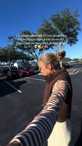 hehe✌🏻but on the real, thankful for healing little by little! This has been a TRULY HORRIFIC experience but we will come out stronger for it!!! #pneumothorax #physiotherapy #humor 