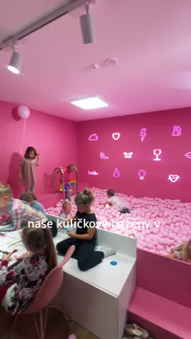 Pro ty, co nad tím už někdy přemýšleli, jak se správně čistí kuličkové bazény 😃 #kulickario #cleaning #ballpit #prague #balloon