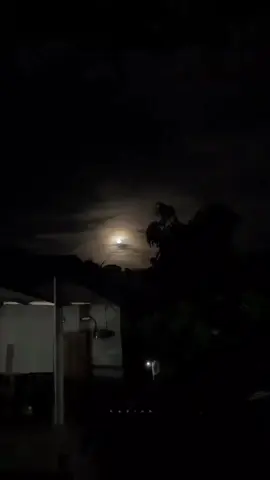 پسند تو بدلتی رہتی ہے مگر عشق  عشق جس سے پہلا ہو آخری بھی اسی سے ہوتا ہے۔ . . حال دل تجھ کو سناتا دل اگر یہ بول پاتا باخدا تجھ کو ہے چاہتا جاں . . .#foryou #foryoupage #fypシ #hadiah #poetry 