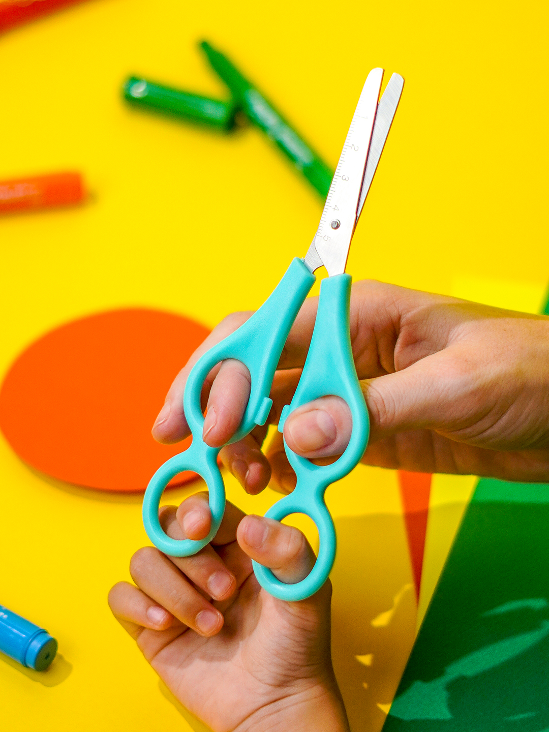 Você precisa conhecer a Tesoura Dupla Tandem Color Joy! 🧩✂️ Utilizada por pessoas com dificuldade de aderência, deficiência visual ou tremores, ajudando no desenvolvimento motor, além de promover a integração e a independência de quem a usa ✨ Com pontas arredondadas que proporcionam mais segurança no uso, a Tesoura Tandem é indicada para crianças, adultos, professores e terapeutas. Envie para quem também deve conhecer! 🧩 #colorjoy #tesouratandem #leoeleo #foryoupage #explorar