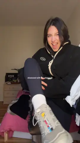 workout set and fleece @setactive tank @Garage Clothing shoes @Salomon sweatshirt @Aritzia #OOTD #outfitoftheday #workoutoutfit #pilatesoutfit #setactive 