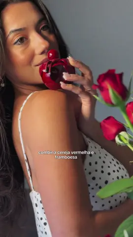 Quem lembra de quando falei sobre o meu perfume favorito? Eu estou APAIXONADA! O novo Nina Rouge Crush me convida a sentir, a me envolver, a me permitir. Esse é o momento que transforma um simples perfume em pura presença e feminilidade. Cerejas vermelhas, framboesas e flores Vibrantes que se unem à suavidade da baunilha @Nina Ricci 🍒❤️ #NinaRicci #NinaRougeCrush #perfumetiktok #feminilidade 