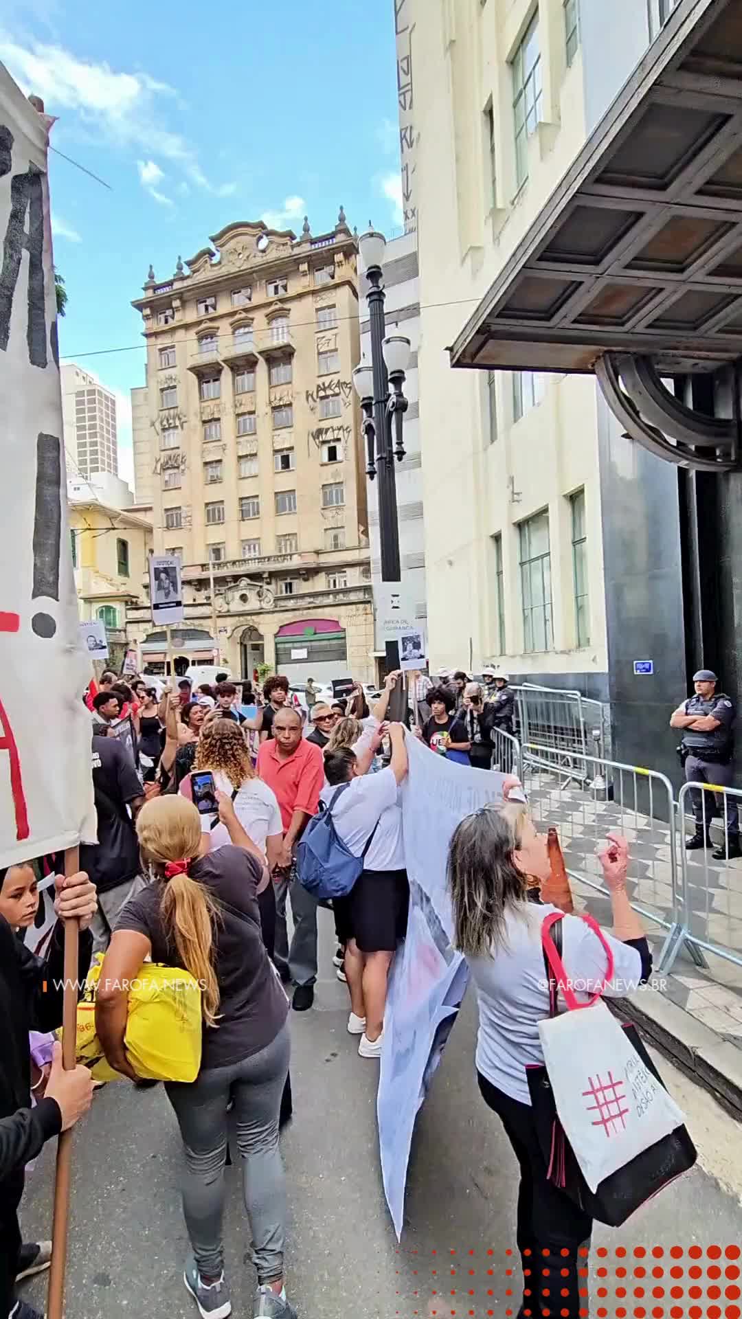 Manifestantes se reuniram na tarde desta quarta-feira (29) no centro de São Paulo em protesto pelas mortes registradas durante uma operação policial no Rio de Janeiro, na terça (28). O ato teve início na Avenida Prestes Maia, próximo à Prefeitura, e seguiu em direção à Praça da Sé, onde está localizado o Tribunal de Justiça do Estado. De acordo com a Polícia Militar, a manifestação é acompanhada por agentes e ocorre de forma pacífica. Com cartazes e faixas, os participantes pedem justiça pelas mais de 100 mortes ocorridas nos complexos da Penha e do Alemão, zonas de intensa operação das forças de segurança fluminenses. Durante o percurso, os manifestantes entoaram palavras de ordem e pediram o fim da violência policial nas comunidades. O trânsito na região central ficou parcialmente bloqueado, mas sem registros de confronto até o início da noite. Créditos: Tiago Santos 📸 myhoodbr ✍️ Ludmila Cassemiro