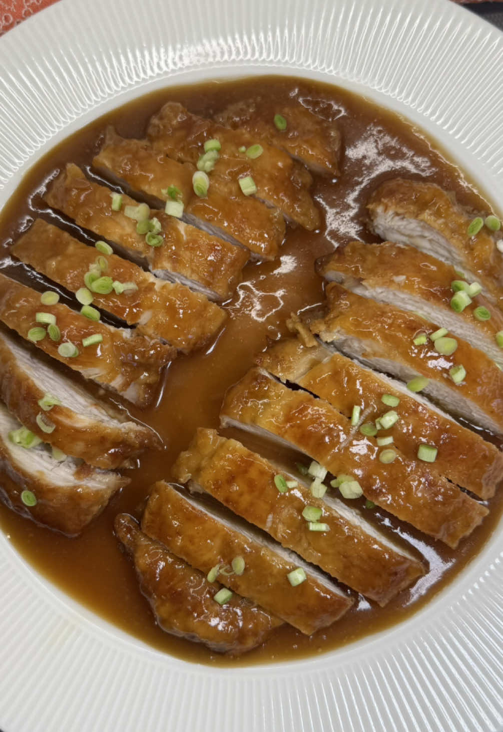 Pollo jugoso en salsa de ajo!🤤 • Una manera diferente y original de comer pollo, para que no se te haga a aburrido. Además queda súper jugoso con esta salsa de ajitos. ¡Prepáralo en casa y disfruta!  • INGREDIENTES: 4 medias pechugas de pollo 100 ml. salsa soja 2 huevos (L) 50 grs. maicena 2cc. levadura seca (8 grs.) AOVE • PARA LA SALSA DE AJO: 4/5 dientes ajo 2 cs. salsa soja 1 cs. salsa de ostras 1 cs. vinagre 2 cs. azúcar moreno 20 grs. maicena 350 ml. caldo de pollo •