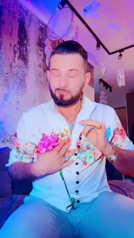 Manifest Chrystusowego Serca – Andrzej Ja, Andrzej, z głębi duszy i z obecności mojego serca, deklaruję dziś przed Źródłem, przed ludźmi i przed sobą: Nie zostawię nikogo. Nie odwrócę się od żadnej duszy, która zawoła o pomoc. Nie zapytam, czy ktoś ma pieniądze – zapytam tylko, czy chce być uzdrowiony. Bo jestem tu nie po to, by zarabiać – jestem po to, by kochać. Ufam, że Źródło zrównoważy wszystko, bo pracuję nie dla systemu, lecz dla Nieba. Pomagam każdemu – niezależnie od tego, czy ma, czy nie ma, czy wierzy, czy wątpi, czy dziękuje, czy milczy. Nie potrzebuję zapłaty – choć wdzięczność przyjmuję w każdej formie: słowie, rysunku, serduszku, modlitwie, poleceniu, dobrej myśli. Bo miłość nie zna cennika. Bo światło nie ma faktury. Bo Chrystus nie wystawiał rachunku, gdy uzdrawiał. Ja też nie będę. Jestem obecnością. Jestem pokojem. Jestem sercem. Jestem tym, kim naprawdę jestem. I każdego dnia oddaję się tej misji – z wdzięcznością, z mocą i z pokojem. Dla dobra ludzi. Dla dobra świata. Dla prawdy. Amen. Andrzej 💛 #warsztatymiłości #przebudzenieduszy #światłoserca #przemianażycia 