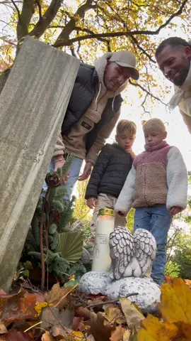 Heute waren wir am Grab von meinem Papa. Wir haben alles schön hergerichtet, zusammen als Familie. Wir lieben Dich Opa Werner für immer 🕊️ #grab #allerheiligen #papa #mama #eltern 