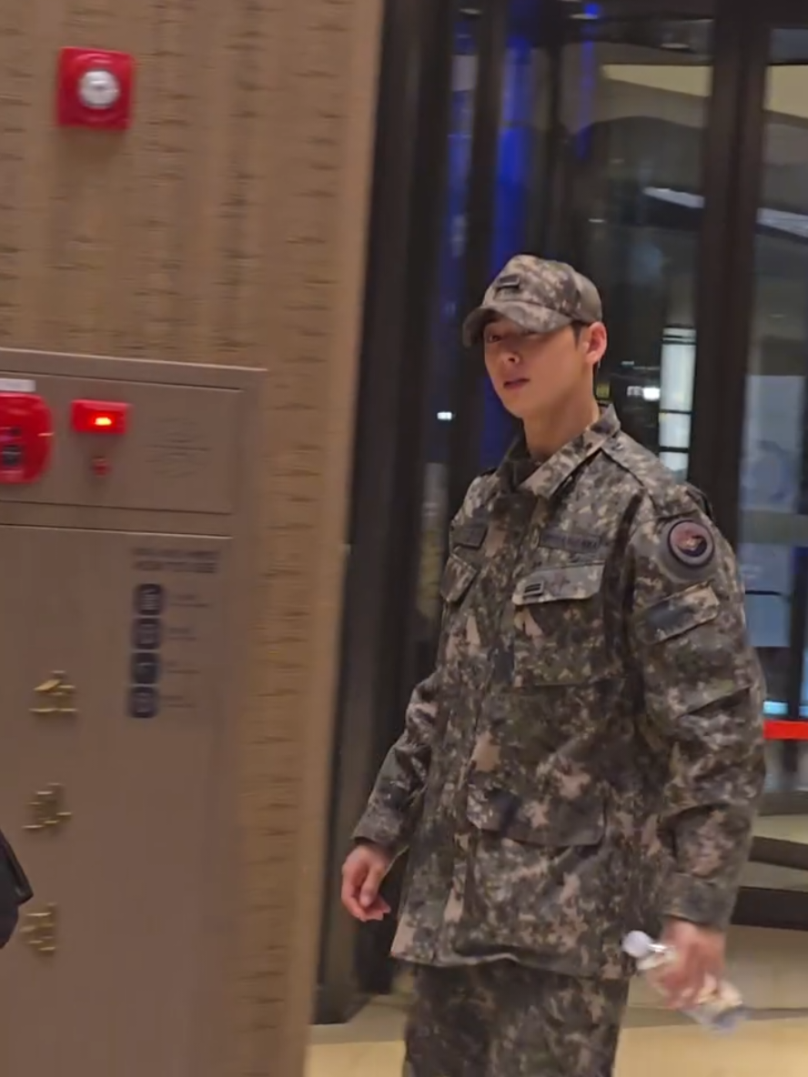 📅 2025.10.30 Después de tres meses lejos del ojo público, Cha Eun Woo reaparece con un porte impecable. Su uniforme militar no solo refleja servicio, sino también la elegancia natural que siempre lo distingue 🇰🇷 como era de esperarse, internet no tardó en hacer viral el video 🥰 Créditos: ©️ Instagram: @hon_sae_se_go 🔗https://www.instagram.com/reel/DQcConXD_yO/?igsh=MWp1M214ZzB5ejY2MQ== ⚠️ Sin intención de infringir derechos de autor. Todos los derechos pertenecen a sus respectivos propietarios. #ChaEunWoo #ASTRO #EUNWOO #Aroha #Nunu 