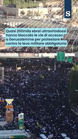 Centinaia di migliaia di manifestanti ebrei ultraortodossi – i media israeliani parlano di 200mila persone – hanno invaso Gerusalemme per manifestare contro la coscrizione militare. Un ragazzo di 15 anni è morto cadendo da un palazzo: in molti si erano arrampicati su edifici, stazioni di servizio e persino gru. #gerusalemme