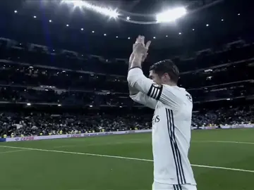 سيرجيو راموس، مدافع إسباني من الطراز العالمي، وُلد في 30 مارس 1986. بدأ مسيرته في سن مبكرة وأثبت نفسه سريعاً كواحد من أفضل المدافعين في العالم بفضل قوته البدنية، سرعته، مهارته في قطع الكرات، وقدرته الكبيرة على تسجيل الأهداف، خصوصاً عبر الكرات الرأسية. على الصعيد الدولي، كان أحد أعمدة الجيل الذهبي الإسباني الذي هيمن على كرة القدم بين 2008 و2012. لعب دوراً حاسماً في تتويج إسبانيا ببطولة أمم أوروبا مرتين (2008، 2012) وكأس العالم مرة واحدة (2010)، وبرز بأدائه الدفاعي القوي وشخصيته القيادية. سجل مع منتخب إسبانيا 23 هدفاً خلال أكثر من 180 مباراة دولية، وهو رقم مميز جداً بالنسبة لمدافع. عرف راموس بقدرته الفريدة على تسجيل الأهداف الحاسمة في المباريات الكبرى، وبروحه القتالية العالية التي جعلته قائداً داخل الملعب وخارجه. ورغم مركزه الدفاعي، فقد سجل أكثر من 130 هدفاً رسمياً في مسيرته بين الأندية والمنتخب. طوال مشواره، حصد أكثر من 25 لقباً رسمياً، واختير ضمن أفضل التشكيلات العالمية عدة مرات، مما جعله يُصنف كأحد أعظم المدافعين في تاريخ كرة القدم. #sergioramos #fyp 