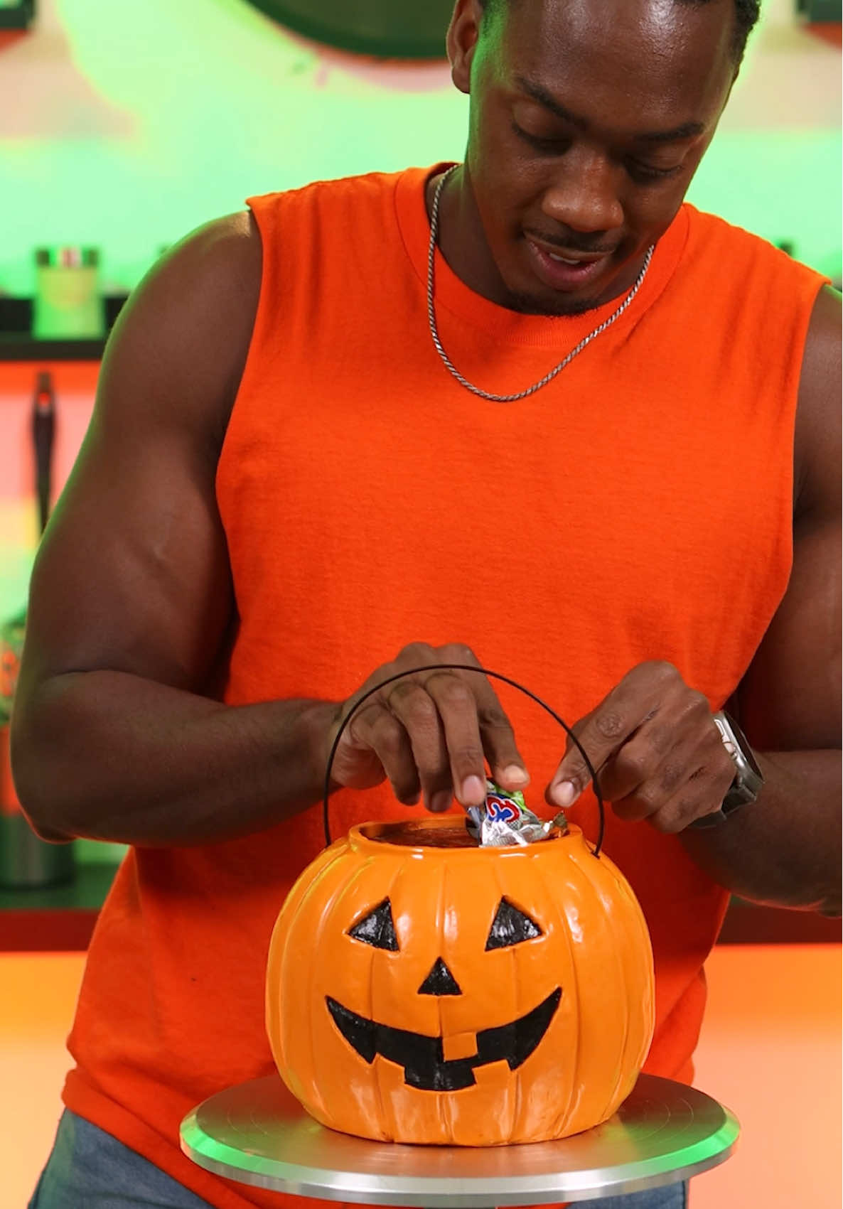 Trick or Treat! It's a Halloween bucket cake. Probably one of the easiest Halloween cakes you could make to impress someone else. #halloween #cakedecorating #trickortreat 