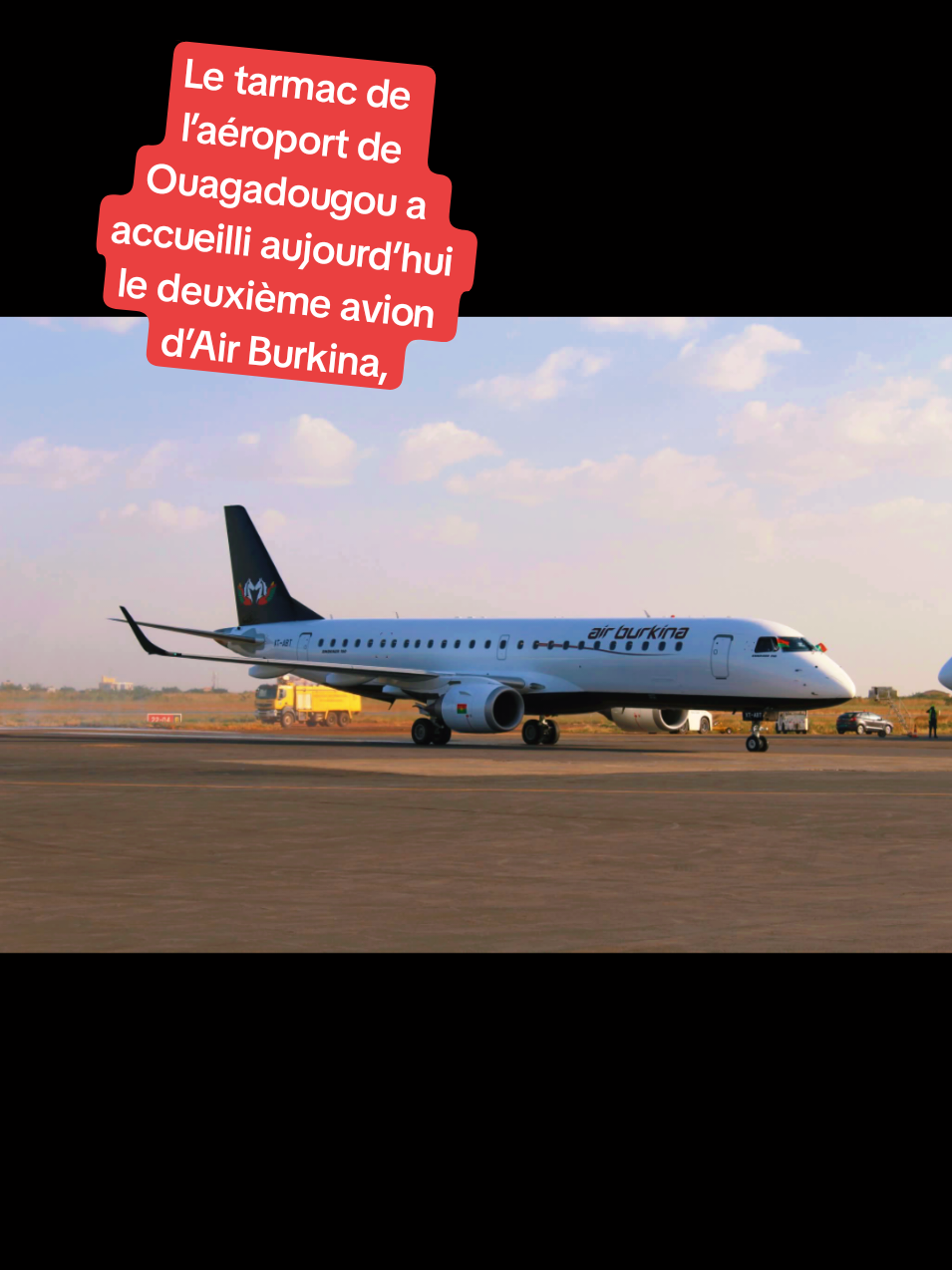 𝑼𝒏𝒆 𝒏𝒐𝒖𝒗𝒆𝒍𝒍𝒆 𝒑𝒂𝒈𝒆 𝒔’𝒆́𝒄𝒓𝒊𝒕 𝒅𝒂𝒏𝒔 𝒍’𝒉𝒊𝒔𝒕𝒐𝒊𝒓𝒆 𝒅’𝑨𝒊𝒓 𝑩𝒖𝒓𝒌𝒊𝒏𝒂. Le tarmac de l’aéroport de Ouagadougou a accueilli aujourd’hui le deuxième avion d’Air Burkina, symbole de renouveau et d’ambition pour le fleuron national. 𝐀𝐯𝐞𝐜 𝐜𝐞𝐭𝐭𝐞 𝐚𝐫𝐫𝐢𝐯𝐞́𝐞, 𝐀𝐢𝐫 𝐁𝐮𝐫𝐤𝐢𝐧𝐚 𝐫𝐞𝐧𝐟𝐨𝐫𝐜𝐞 𝐬𝐚 𝐜𝐚𝐩𝐚𝐜𝐢𝐭𝐞́ 𝐚̀ 𝐦𝐢𝐞𝐮𝐱 𝐝𝐞𝐬𝐬𝐞𝐫𝐯𝐢𝐫 𝐬𝐨𝐧 𝐫𝐞́𝐬𝐞𝐚𝐮, 𝐚̀ 𝐨𝐟𝐟𝐫𝐢𝐫 𝐩𝐥𝐮𝐬 𝐝𝐞 𝐜𝐨𝐧𝐟𝐨𝐫𝐭 𝐞𝐭 𝐝𝐞 𝐟𝐢𝐚𝐛𝐢𝐥𝐢𝐭𝐞́, 𝐞𝐭 𝐚̀ 𝐩𝐨𝐫𝐭𝐞𝐫 𝐭𝐨𝐮𝐣𝐨𝐮𝐫𝐬 𝐩𝐥𝐮𝐬 𝐡𝐚𝐮𝐭 𝐥𝐞𝐬 𝐜𝐨𝐮𝐥𝐞𝐮𝐫𝐬 𝐝𝐮 𝐁𝐮𝐫𝐤𝐢𝐧𝐚 𝐅𝐚𝐬𝐨.