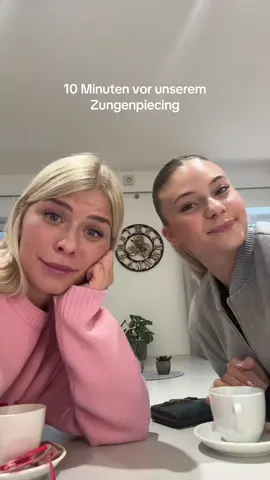 Man könnte meinen wir haben das alles an einem Abend gedreht aber nein Leute wir liegen einfach nur jeden Abend auf dem Sofa rum 💅🏼 @Xenia  #zungenpiercing #piercing #HealingJourney #viral #fyp 