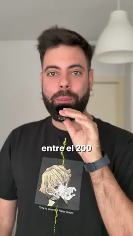 Nombres curiosos en España. A ver, esto no me lo estoy inventando: existen nombres curiosos en España que parecen sacados de una serie o de un videojuego. Entre 2000 y 2010, más de 270 niñas se llaman Chenoa, y sí, hay incluso nombres como Daenerys o Arya, inspirados en Juego de Tronos. Pero espera, porque también hay 634 mujeres que se llaman Shakira. Esto ya es otro nivel de nombres curiosos.. Si seguimos bajando por la lista, encontramos a 74 Malú, 37 Anakin por Star Wars, y 43 Khaleesi, que parece que triunfó menos que su versión Daenerys. Y ojo, que los frikis no se quedan atrás: hay más de 300 niños que se llaman Eren, como el protagonista de Attack on Titan. Todos ellos son ejemplos reales de nombres curiosos en España que demuestran que la cultura pop ha llegado hasta el DNI. Y ya si te digo que existen 31 niñas llamadas Zelda, te juro que no es broma. Así que nada, disfrutad de este viaje por los nombres curiosos en España y pensadlo dos veces antes de llamar a vuestro hijo con nombre de anime.