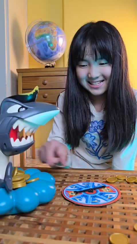 Esse jogo testa o coração, viu? 😂🦈 Simples e divertido: é só girar a roleta, pegar as moedas indicadas e tentar se esquivar do ataque do tubarão pirata! Disponível em nosso site e nas principais lojas de brinquedos. #BrinquedosEstrela #Toy #Games #Jogo #Jogos