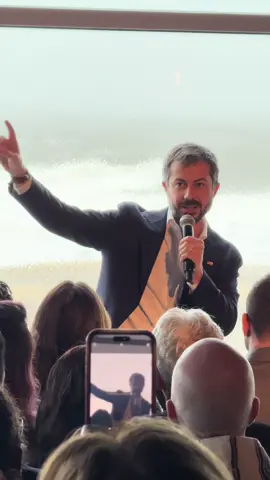 Jack does not have the …. back bone 👀😂💙 #PeteButtigieg in #AsburyPark for #MikieSherrill🗳️ 