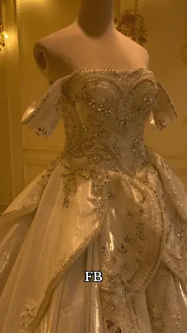 اللمعةً لوحدها تتكلم 🤍 #explore #dress #gown #fyp #dresses 