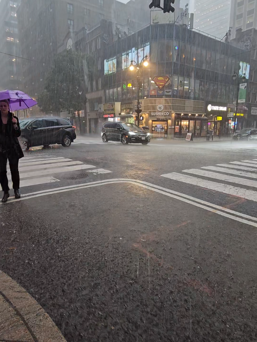 🌧 HEAVY #RAIN in #Manhattan  Lexington & 45th #Raining 