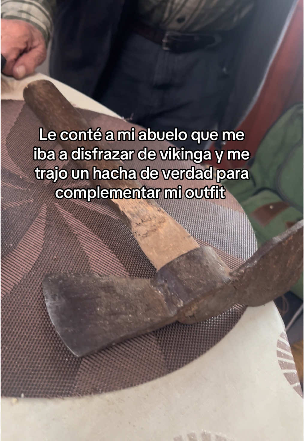 Me ayuda con mi disfraz de Halloween Jajajaja a parte de contarme la historia de los vikingos me trae un hacha 😂😂😂 🪓 #paratiiiiiiiiiiiiiiiiiiiiiiiiiiiiiii #fyp #vikinga #halloween 