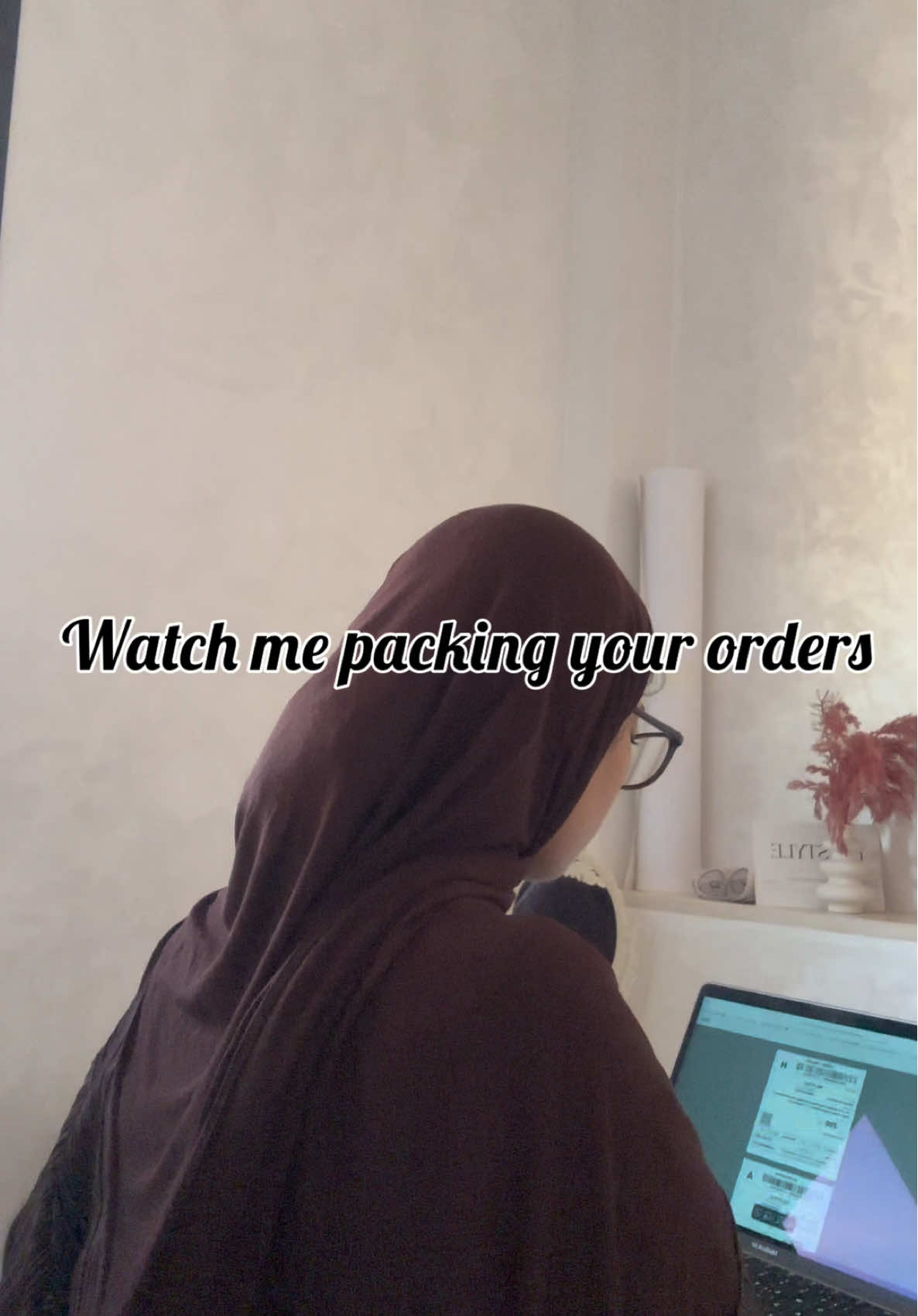 Watch me packing your orders 🫶🏻 . #asmr #packingorders #abaya #wintervibes 