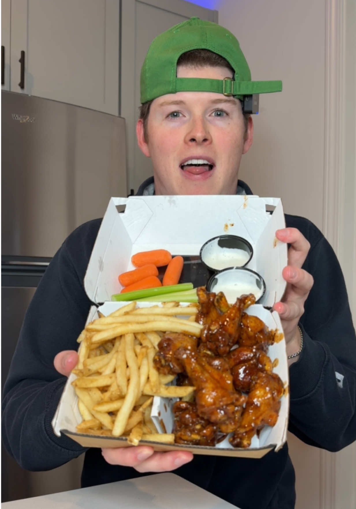 Trying The NEW Brown Sugar Heat Sauce At @Buffalo Wild Wings 🍗 #BuffaloWildWings #BrownSugarHeat  