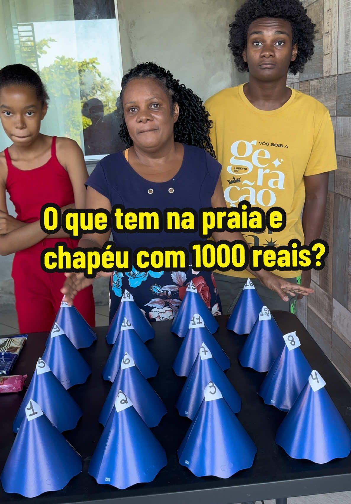 O que tem na praia e chapéu com 1000 reais?