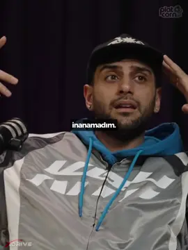 Efe Uygaç’a konuk olan Reynmen, bir hayranının elinde pasta ve hoparlörle kendisinden habersiz evinin salonuna girdiğini anlattı.