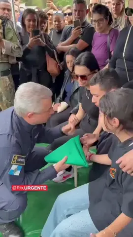 Emocionante! Os filhos do policial do Batalhão de Operações Policiais Especiais (Bope) m*rto durante a megaoperação nos complexos do Rio de Janeiro receberam, comovidos, a bandeira da corporação das mãos do comandante-geral da Polícia Militar, na manhã desta quinta-feira (30). O gesto simbólico aconteceu durante a cerimônia militar em homenagem ao agente, que perdeu a vida em confronto durante a ação que mobilizou mais de 2,5 mil policiais em comunidades dominadas pelo tráfico. Familiares, colegas de farda e autoridades acompanharam o momento com emoção e aplausos. Em discurso, o comandante destacou a bravura e o comprometimento do policial, lembrando que ele “honrou a farda até o último instante”. A bandeira entregue aos filhos representa o reconhecimento da corporação ao sacrifício do militar e o compromisso da PM em apoiar a família #penha #riodejaneiro #policia 