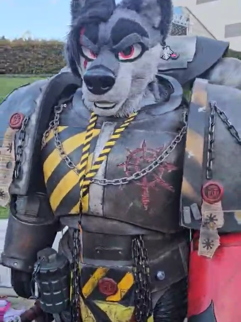 Well I guess the DOG is out of the bag now HAHAHA!! IRON DOGGO!!!  Huge thanks to @Coraxion_Cosplay / Snickering Wicker for the lending of his amazing fur suit head!! xD Video coming shortly!! #mcmcomiccon  #mcmlondon  #cosplayer  #warhammer40k  #warhmmercommunity 