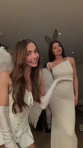 Halloween angels in London 🪽#halloween #angels #angelgirl #angelcostume #londongirl 