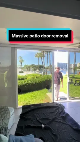Carefully removing an oversized patio door to make way for a fresh new installation. Precision, teamwork, and the right tools make all the difference when handling large-scale projects like this. 💪🔧 #PatioDoorRemoval #DoorInstallation #ConstructionLife #RenovationProject #HomeImprovement 