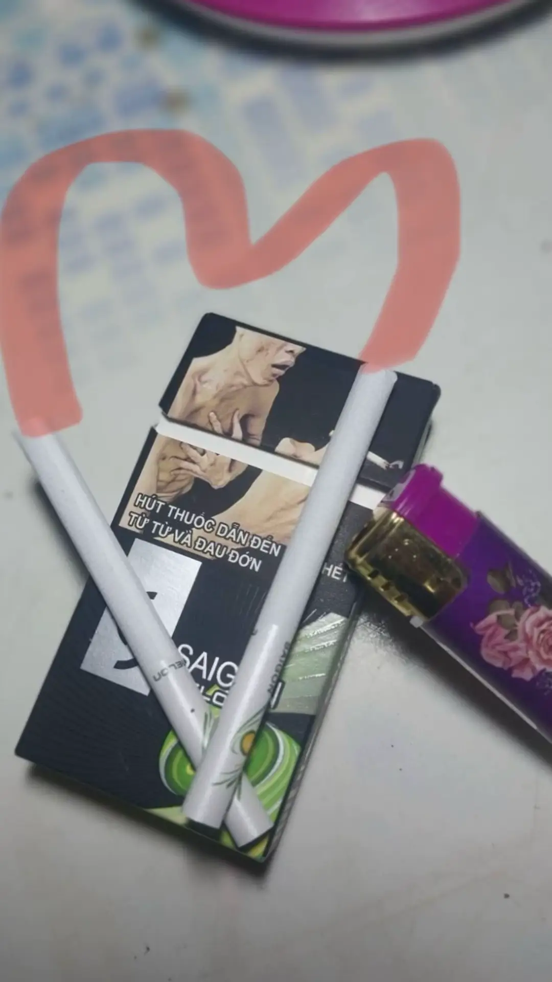 Chúng ta đã từng là tất cả của nhau, từng là tin nhắn đầu tiên vào buổi sáng, là cuộc gọi cuối cùng trước khi chìm vào giấc ngủ. Những ngày tháng đó, anh là thói quen của em, và em là cả thế giới nhỏ bé của anh. Chúng ta đã từng hứa hẹn, từng vẽ ra viễn cảnh tương lai có nhau, từng nghĩ chẳng có gì có thể chia cắt được tình yêu này. Thế nhưng, tình yêu, dù đẹp đến mấy, cũng không chống lại được hiện thực. Có lẽ chúng ta đã gặp nhau vào một thời điểm chưa đúng. Hoặc cũng có thể chúng ta yêu chưa đủ trưởng thành để gìn giữ nhau giữa những lần giận hờn, những hiểu lầm không tên, và khoảng cách vô hình cứ ngày một lớn dần. Chúng ta dần thay đối, dần xa lạ ngay trong chính mối quan hệ từng rất thân quen. Những cuộc trò chuyện thưa dần, những lần im lặng nhiều hơn là quan tâm. Rồi một ngày, không ai nói lời chia tay, nhưng cả hai đều hiểu, đã đến lúc phải dừng lại. Có những cuộc tình kết thúc không phải vì hết yêu, mà vì không còn đủ sức để ở lại. Không oán trách, không hối hận, chỉ còn những hoài niệm nhắc rằng đã từng có một người khiến tim mình rung động đến thế. Và rồi, sau tất cả những yêu thương từng cháy bỏng, sau bao lần vun vén và cả những lần lặng lẽ rơi nước mắt vì nhau. Cuối cùng, mình trả nhau về vị trí ban đầu vốn có em là em, anh là anh, hai kẻ xa lạ từng đi qua cuộc đời nhau với tư cách là một mối tình dang dở 